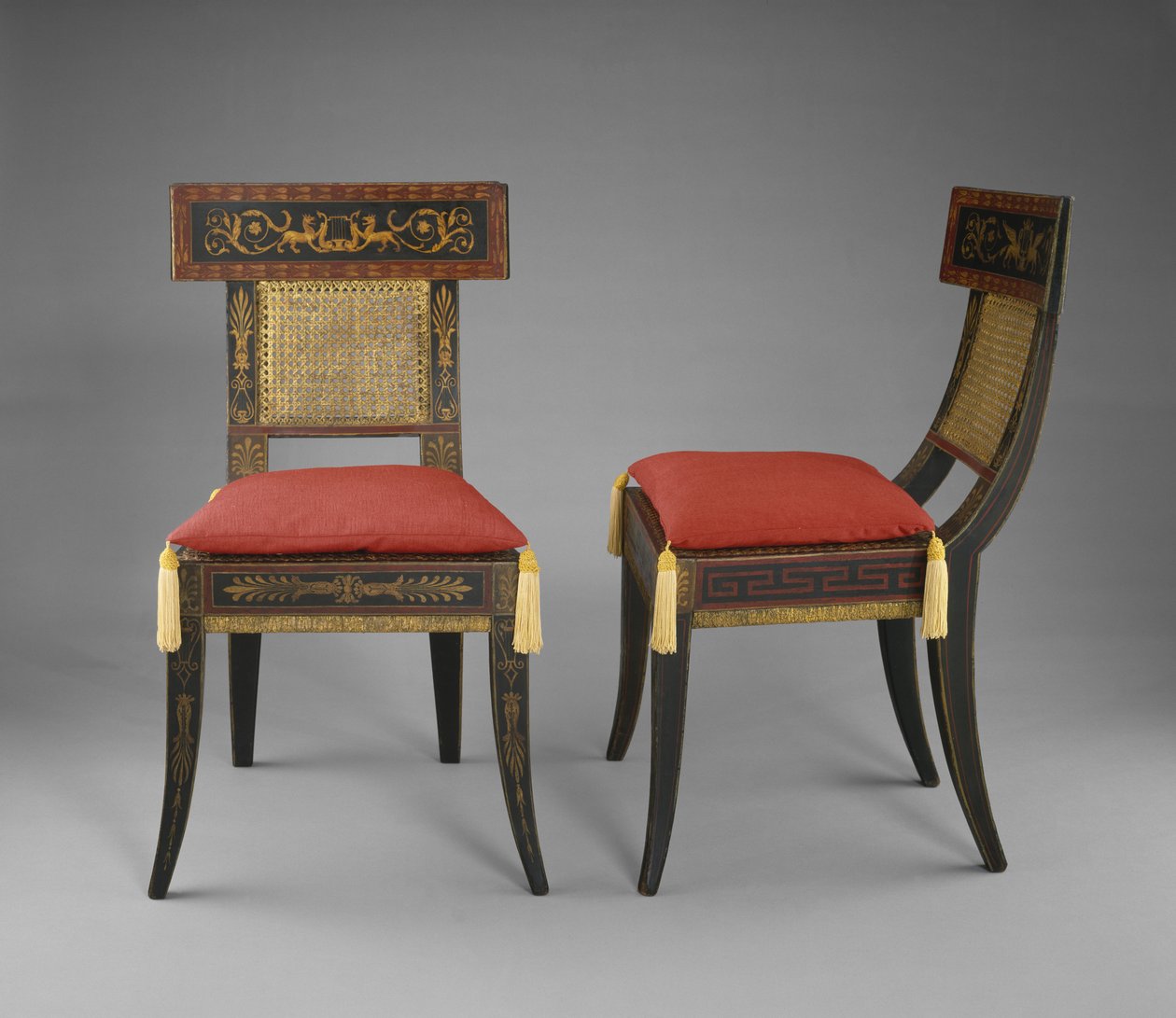 Bir Çift Yan Sandalye, c. 1808 (jessolu, boyalı ve yaldızlı sarı kavak, meşe, akçaağaç ve kamışlı doğu beyaz çamı) by Benjamin Henry Latrobe