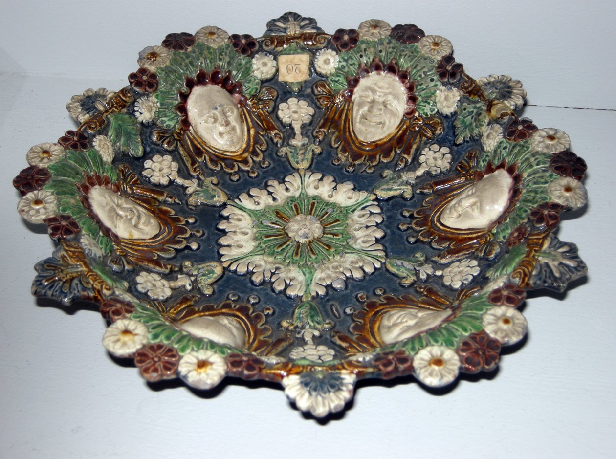 Grotesk yüzlü çanak (fayans) by Bernard Palissy