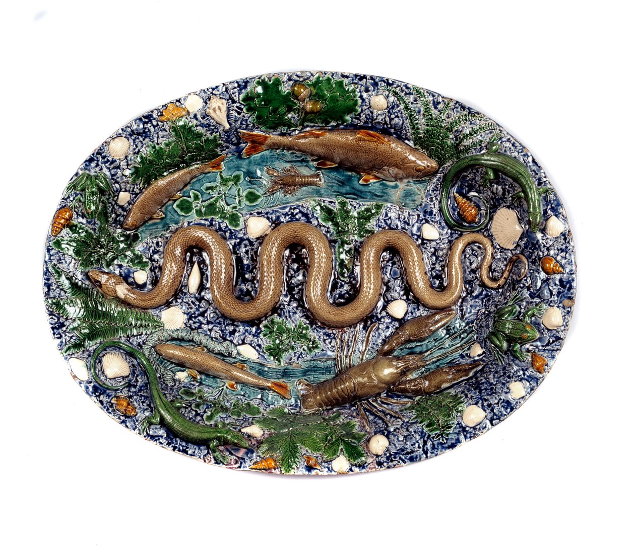 Gölet, “yılan tabağı” adı verilen rustik figürinleri süslüyor. Bernard Palissy (1510-1589) tarafından sırlı toprakta seramik by Bernard Palissy