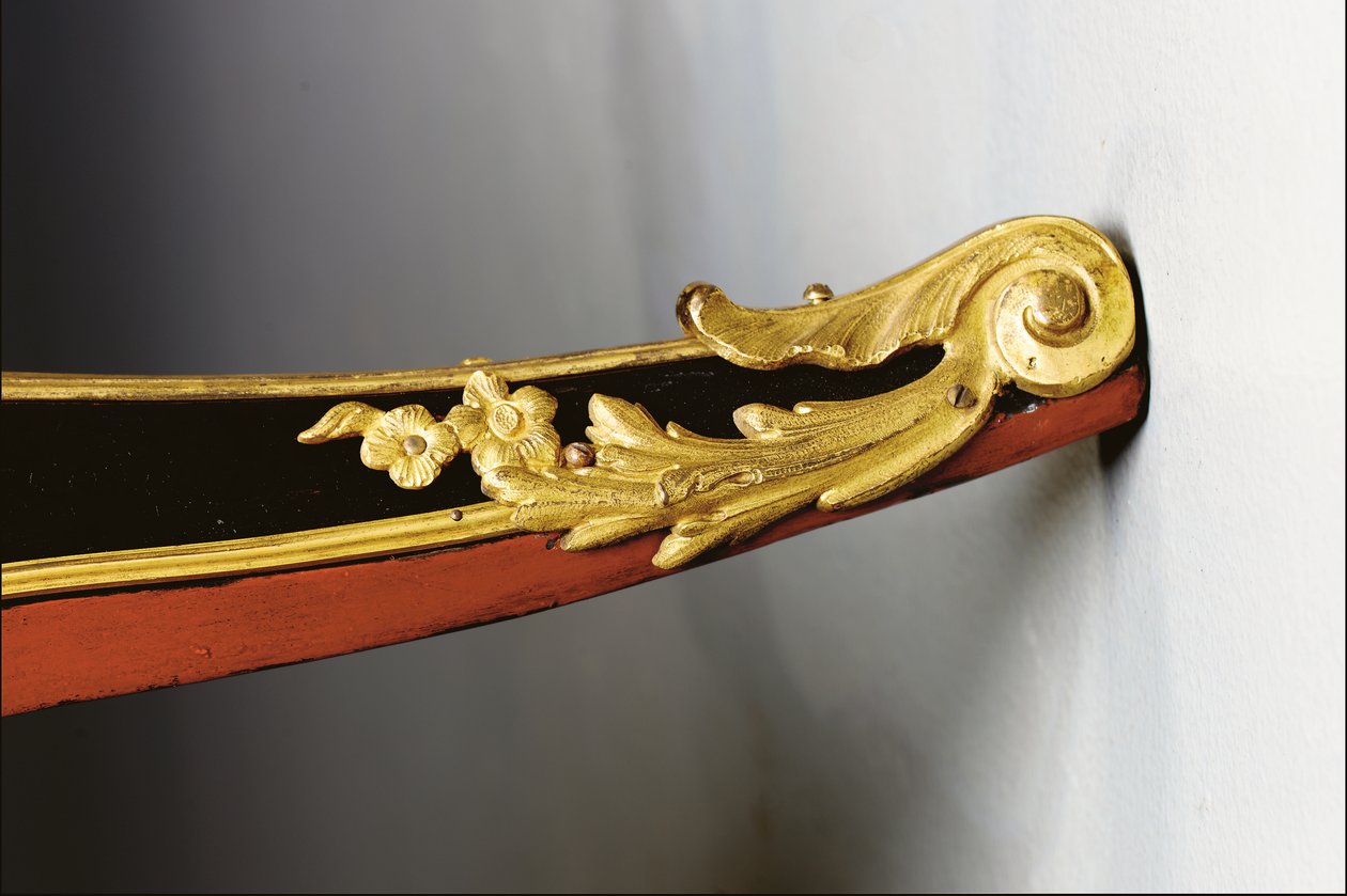 Louis XV komodin, c.1740 (ormolu montajlı Çin siyahı, çok renkli ve yaldızlı cila, serpantin, mermer ve vernis) by Bernard van Risamburgh