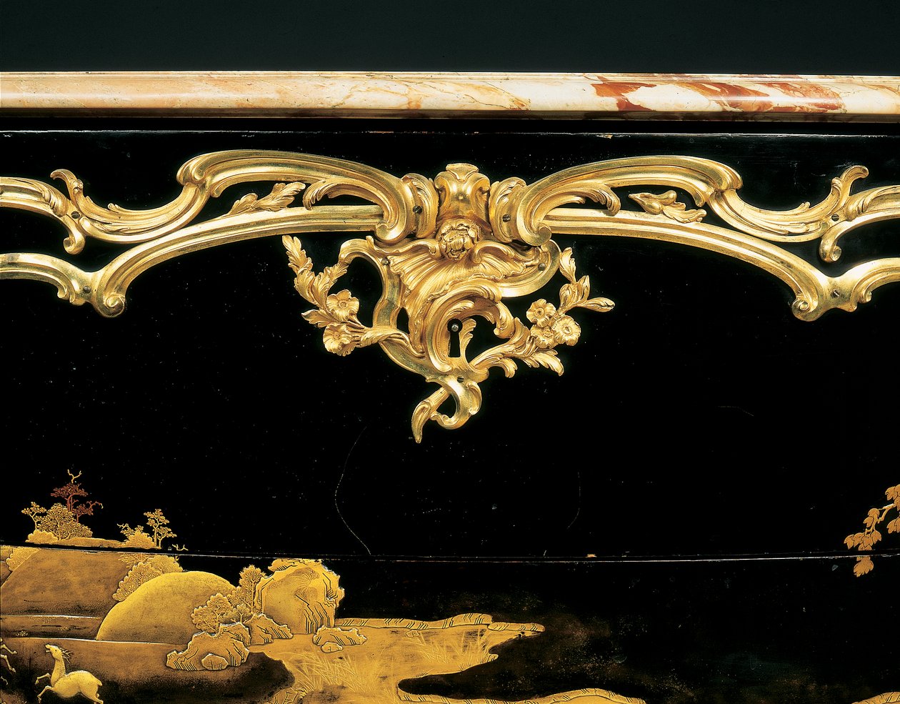 Komodin (ormolu monte edilmiş Japon cilası) by Bernard van Risenburgh II