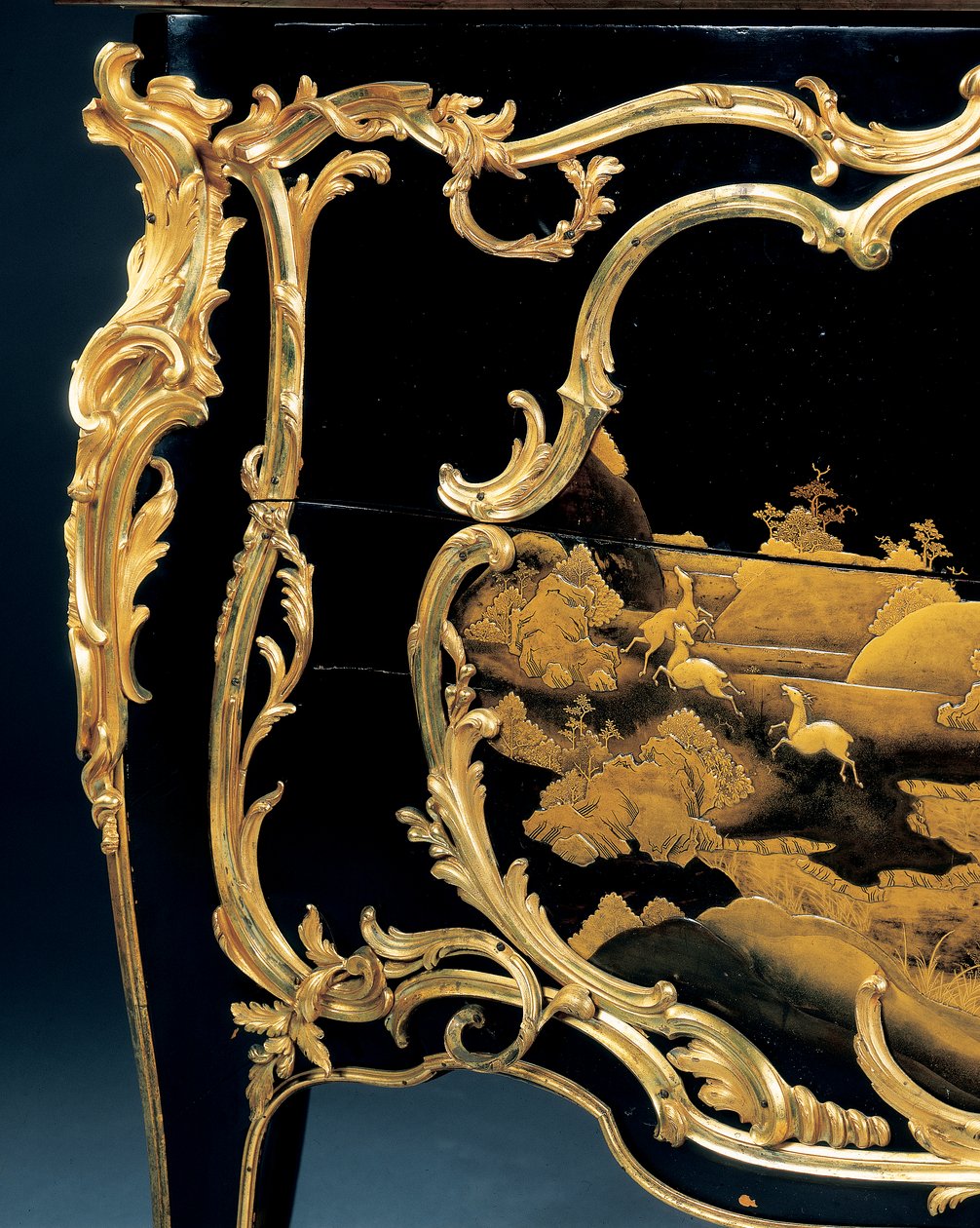 Komodin (ormolu monte edilmiş Japon cilası) by Bernard van Risenburgh II