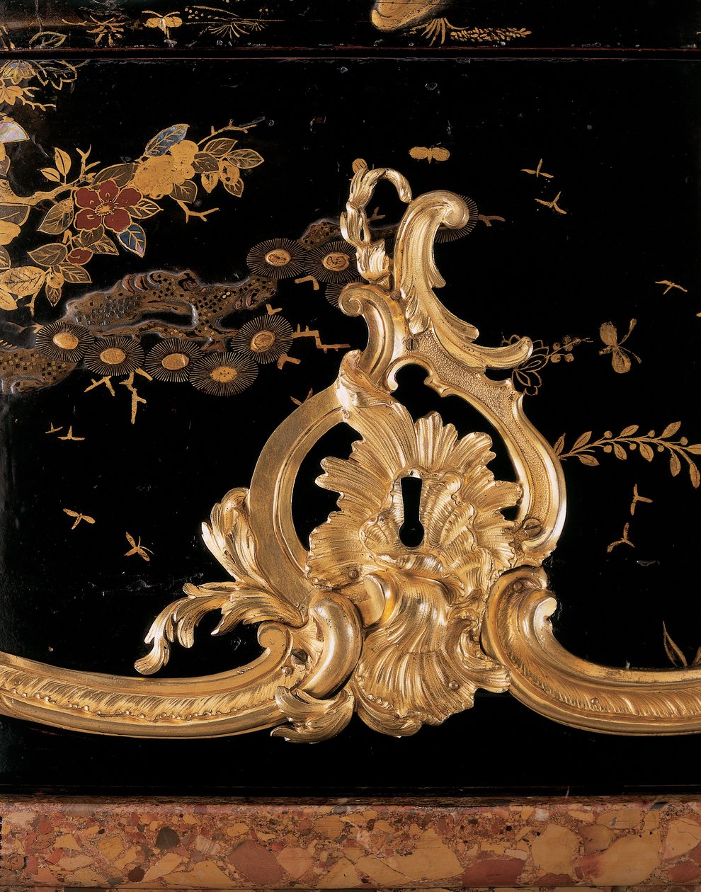 Komodin, c.1745 (ormolu monte edilmiş Japon cilası ve ebonize ahşap) by Bernard van Risenburgh II