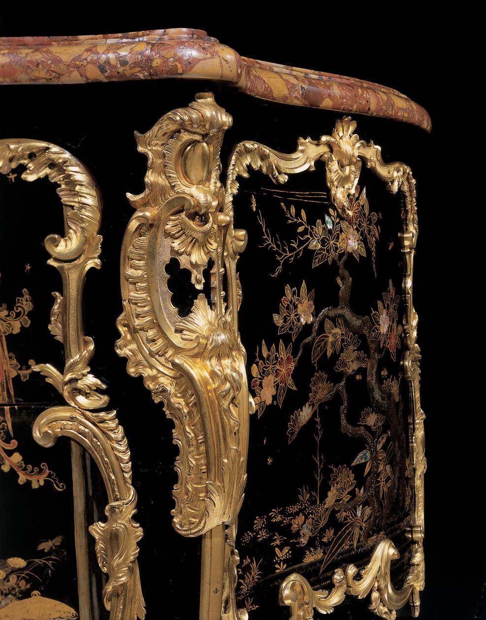 Komodin, c.1745 (ormolu monte edilmiş Japon cilası ve ebonize ahşap) by Bernard van Risenburgh II