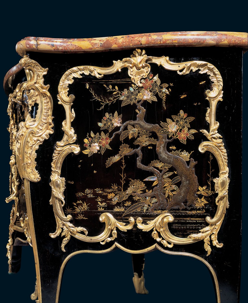 Komodin, c.1745 (ormolu monte edilmiş Japon cilası ve ebonize ahşap) by Bernard van Risenburgh II