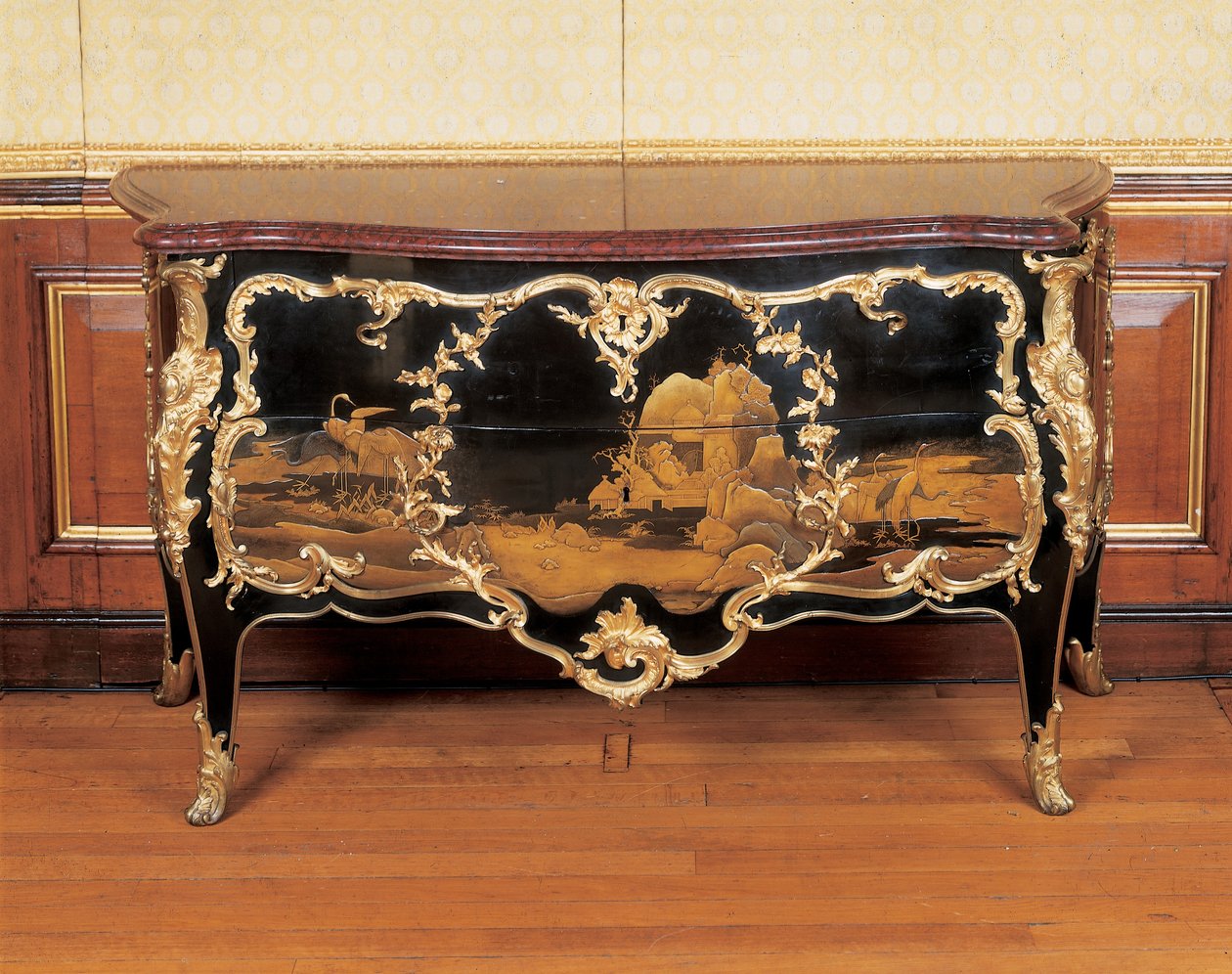 Komodin, c.1745 (ormolu monte edilmiş Japon cilası ve ebonize ahşap) by Bernard van Risenburgh II
