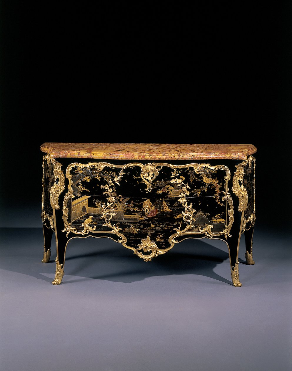 Komodin, c.1745 (ormolu monte edilmiş Japon cilası ve ebonize ahşap) by Bernard van Risenburgh II