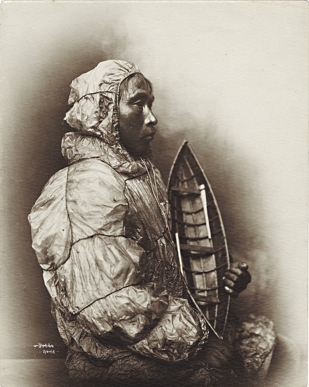 Model umiak olan adam, Alaska, 1906 dolayları by Beverly Bennett Dobbs