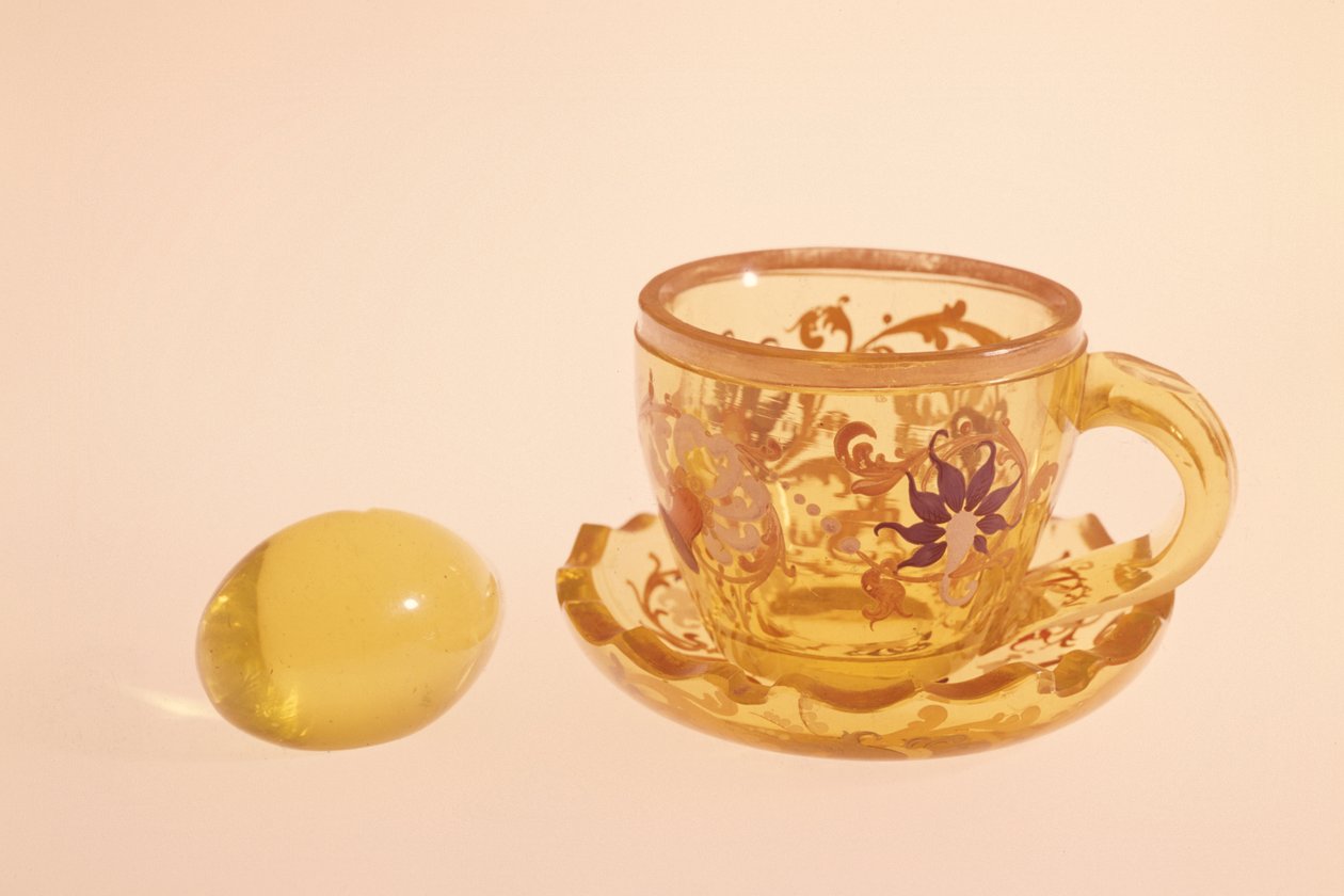 Annagelb emaye ve kesilmiş cam bardak ve tabak, c.1840 (cam) by Bohemian School