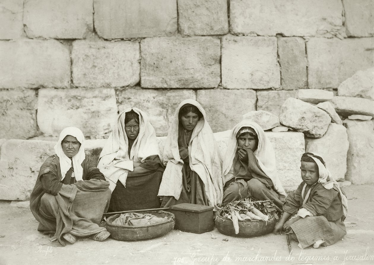Pazarın sonunda bir grup fellah, c.1867-98 by Bonfils Studio
