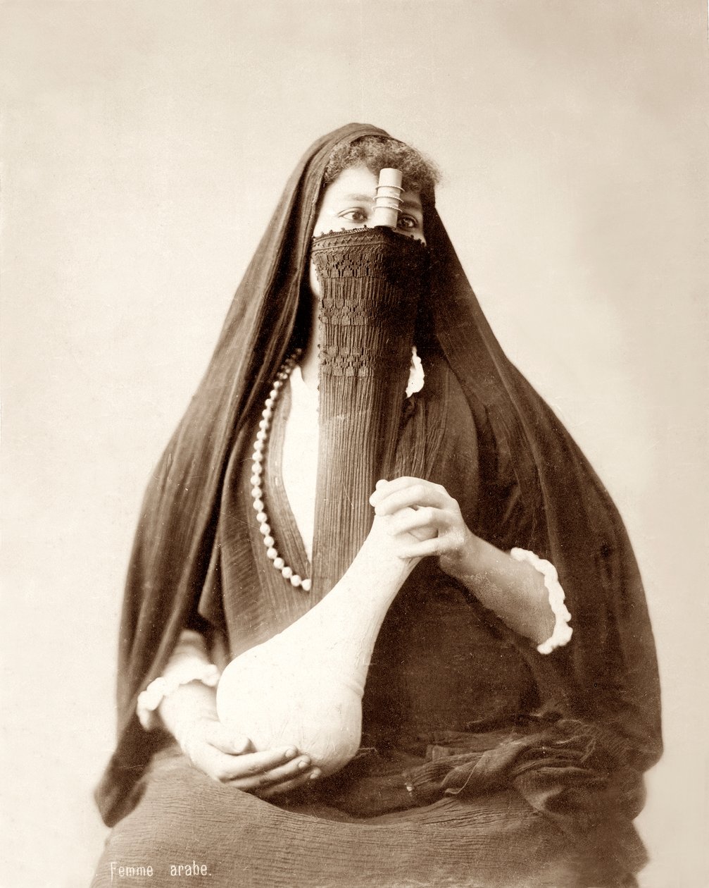 Başlıklı ve elinde tencere tutan kız, c.1867-98 by Bonfils Studio