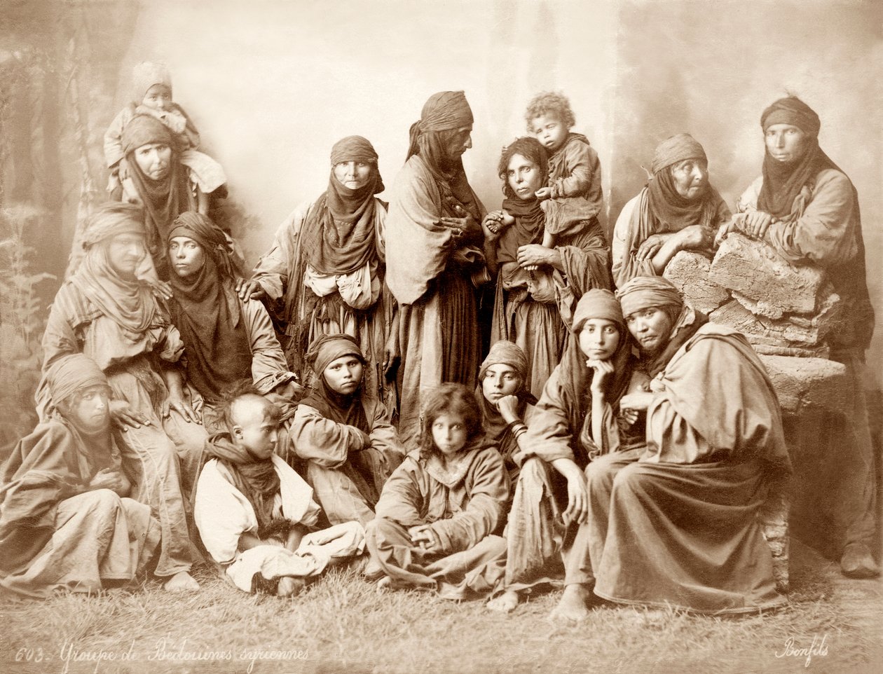 17 Bedevi kadın ve çocuktan oluşan grup, c.1867-98 by Bonfils Studio