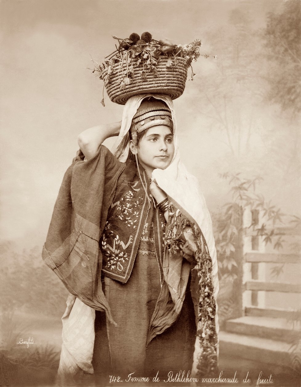 Kafasında meyve sepeti olan kadın, 1867-98 dolayları by Bonfils Studio
