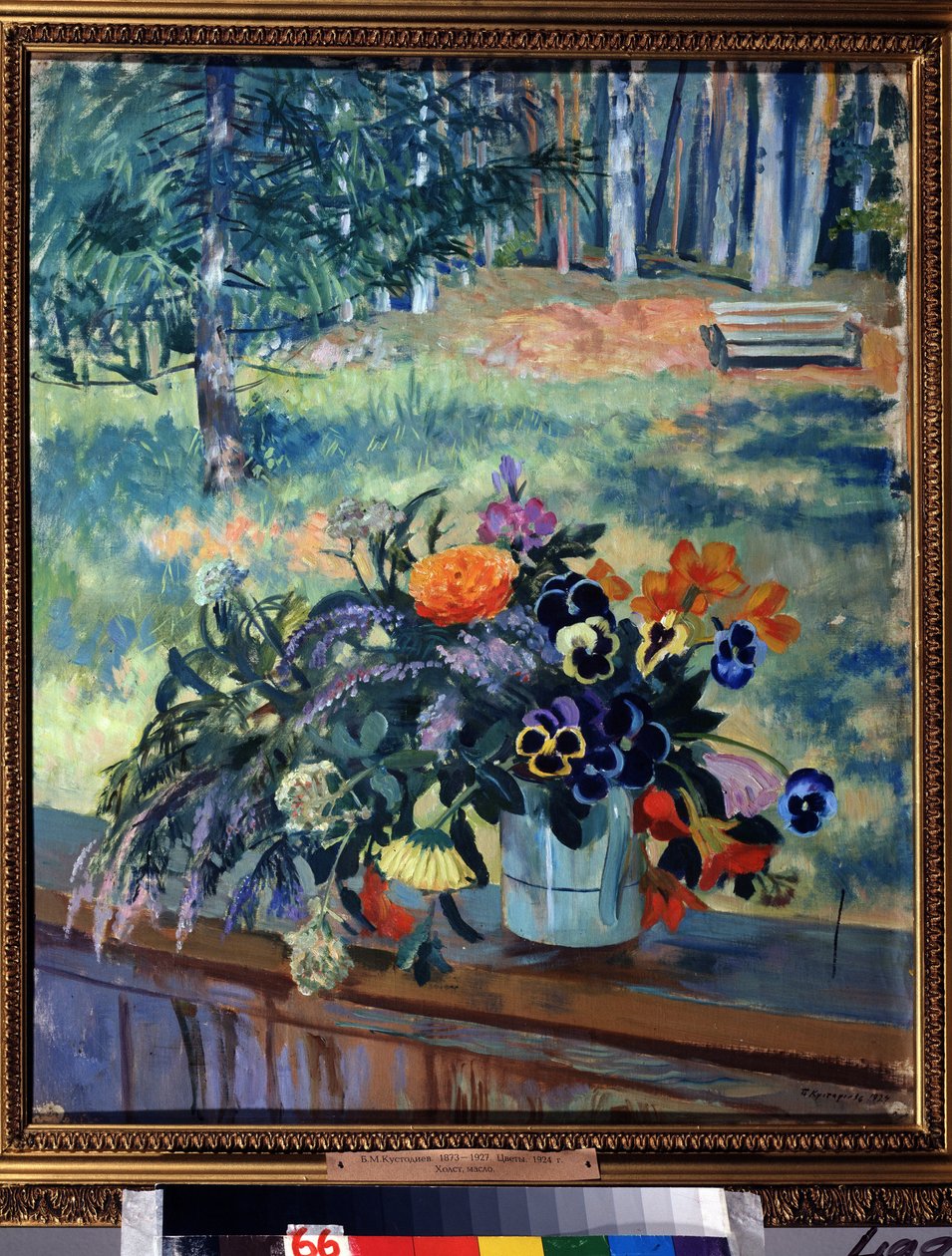 Çiçekler (Çiçekler). Natürmort, ormanlık bir parka bakan bir terasın ahşap korkuluklarında bir buket çiçek. Boris Michaylovich Kustodiev
