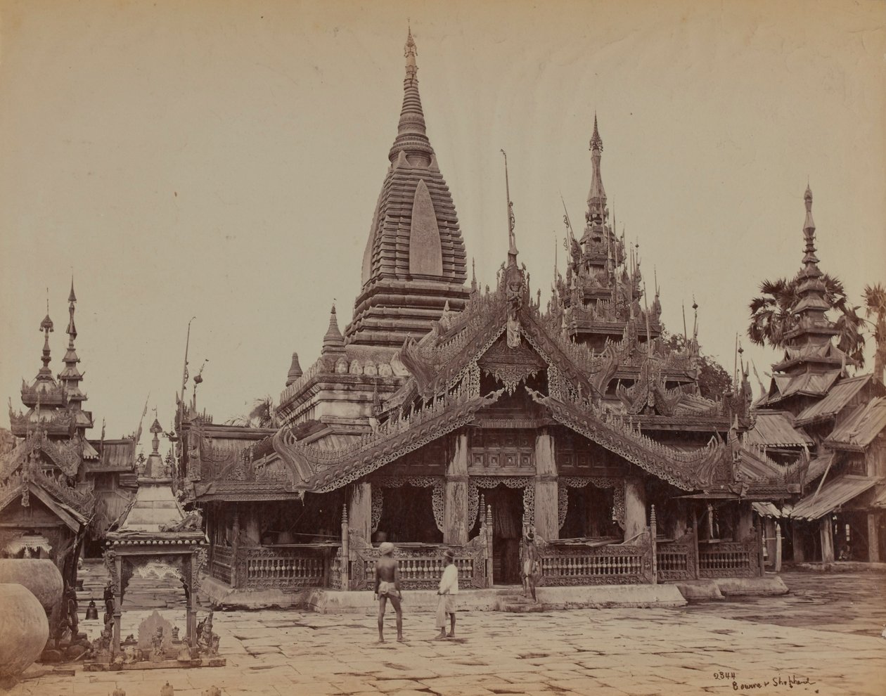 Bir Birmanya Tapınağı Avlusu, Mandalay by British Photographer
