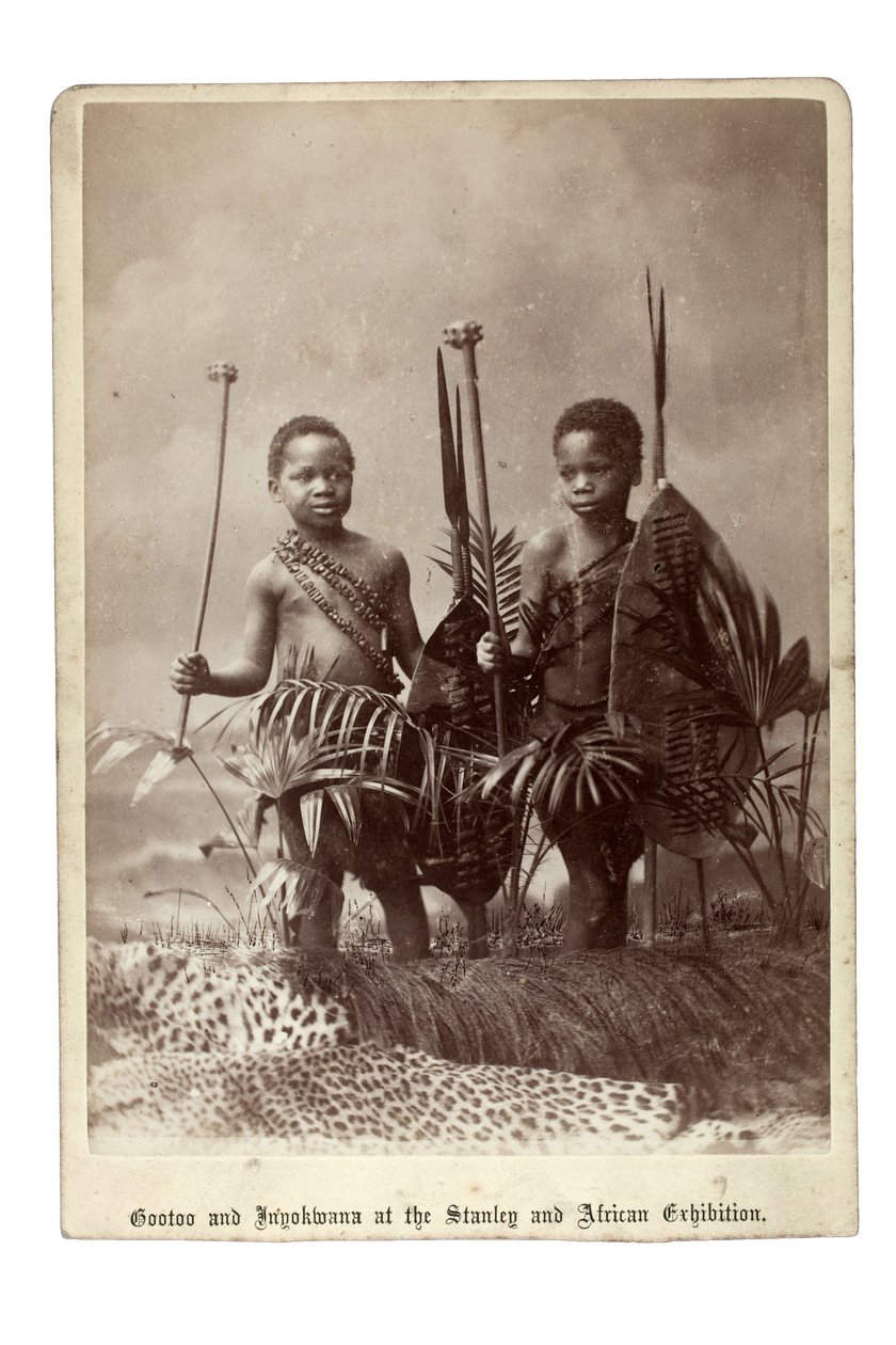 Gootoo ve Inyokwana Stanley ve Afrika Sergisinde, Londra, 1890 (jelatin gümüş baskı) by British Photographer