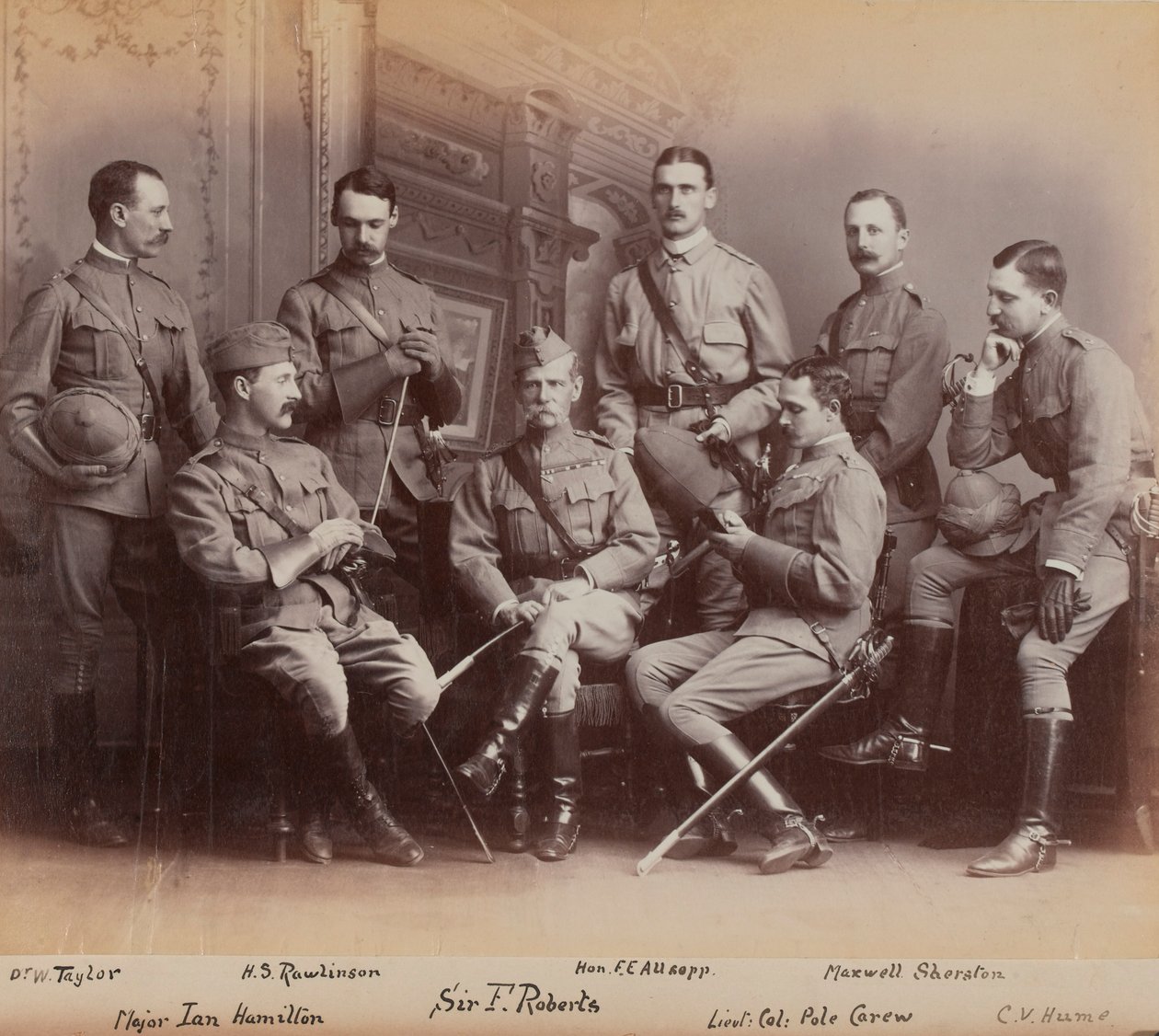 Sir Frederick Sleigh Roberts, memurlarıyla birlikte by British Photographer
