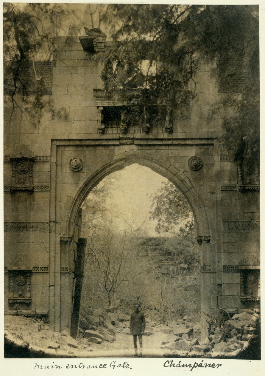 Ana giriş kapısı, Champaner, 1875 dolayları (s/b fotoğraf) by British Photographer