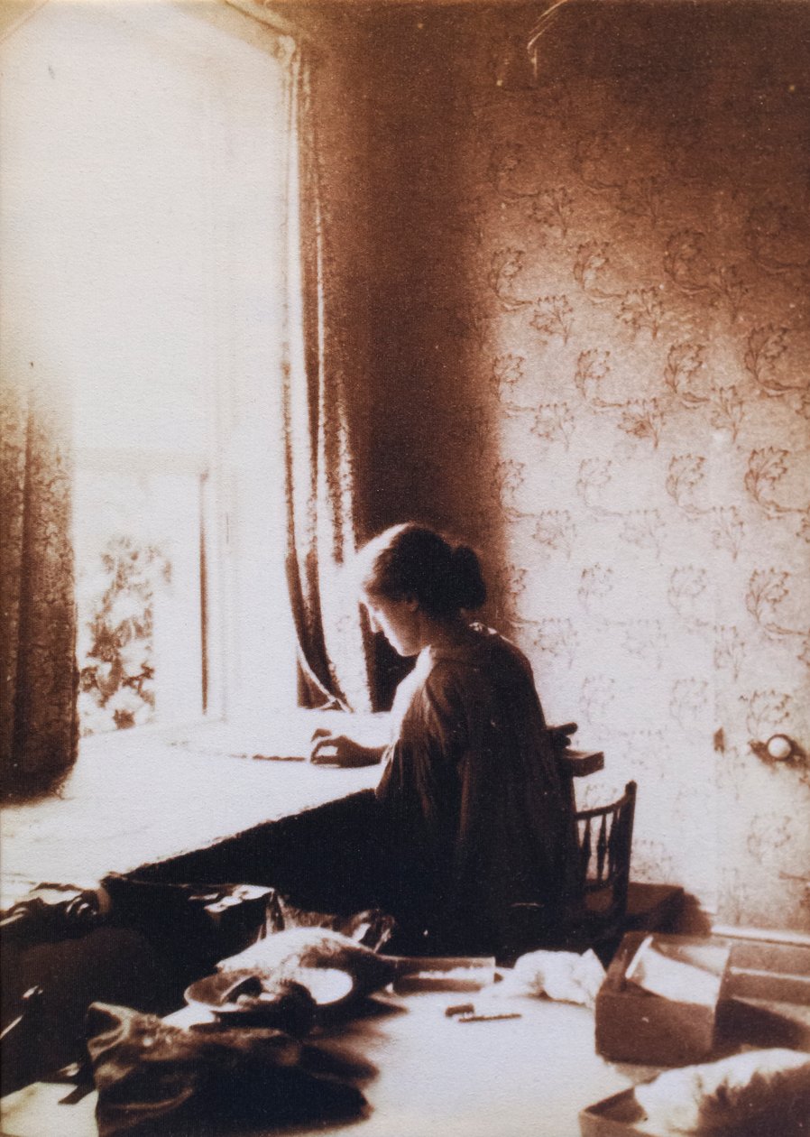 May Morris iş başında, 1890'ların başı (s/b fotoğraf) by British Photographer
