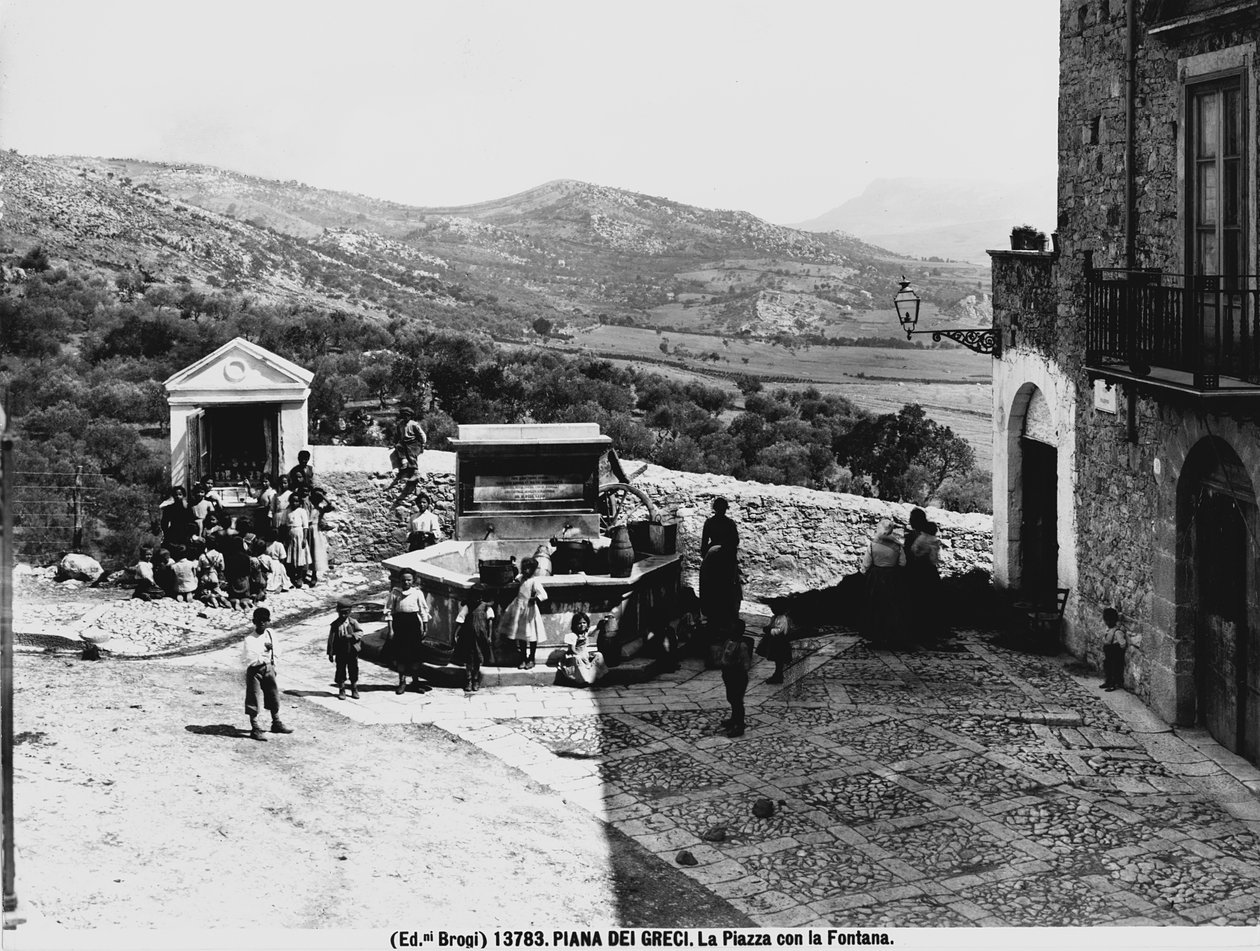 Piana dei Greci. Çeşmeli meydan. (s/b fotoğraf) by Brogi Brogi