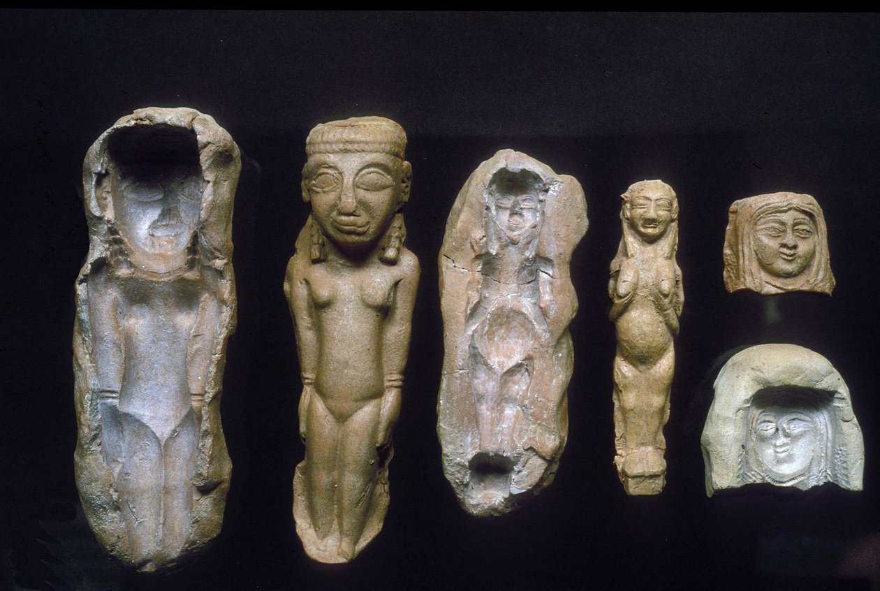 Bereket tanrıçası heykelcikleri ve bunların döküldüğü kalıplar, MÖ 8.-7. yy (kil) by Bronze Age