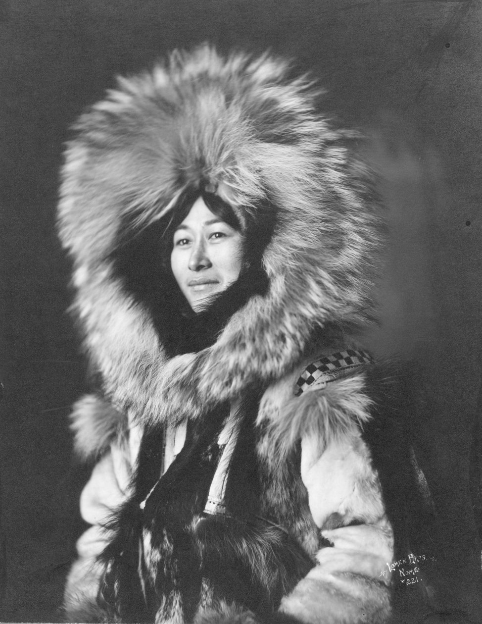 Eskimo Kadın Poz Veriyor, 1915 dolayları (s/b fotoğraf) by Brothers Lomen