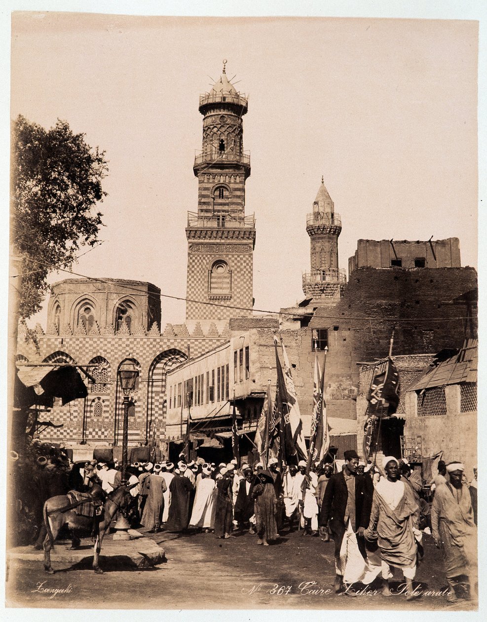 Kahire sokaklarında parti - Zengali kardeşlerin fotoğrafı, 19. yüzyıl sonu by Brothers Zangaki