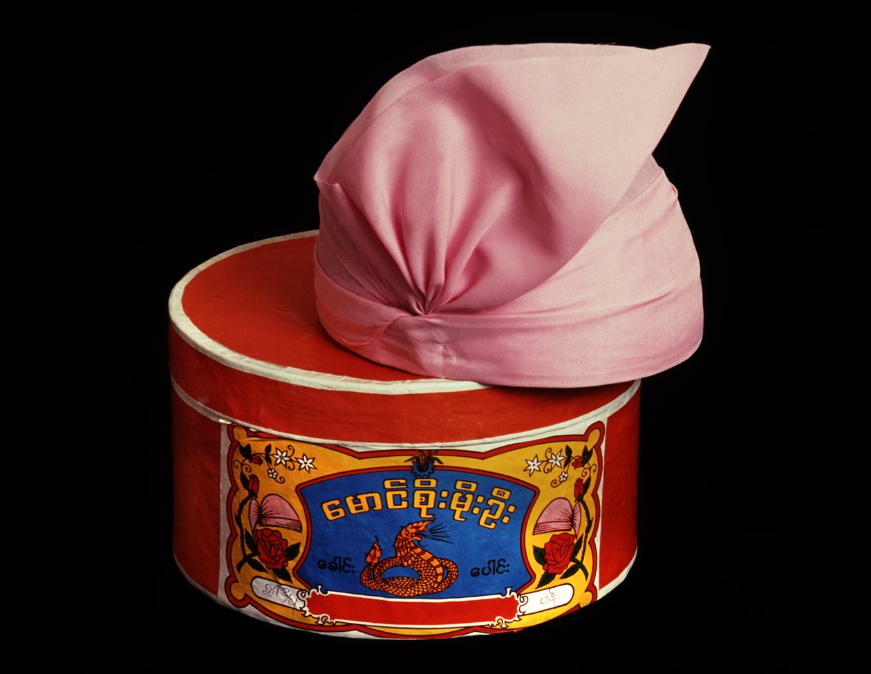 Şapka ve şapka kutusu (tekstil) by Burmese School