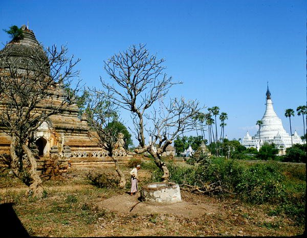 Irrawaddy Nehri yakınındaki pagodalar (fotoğraf) by Burmese School