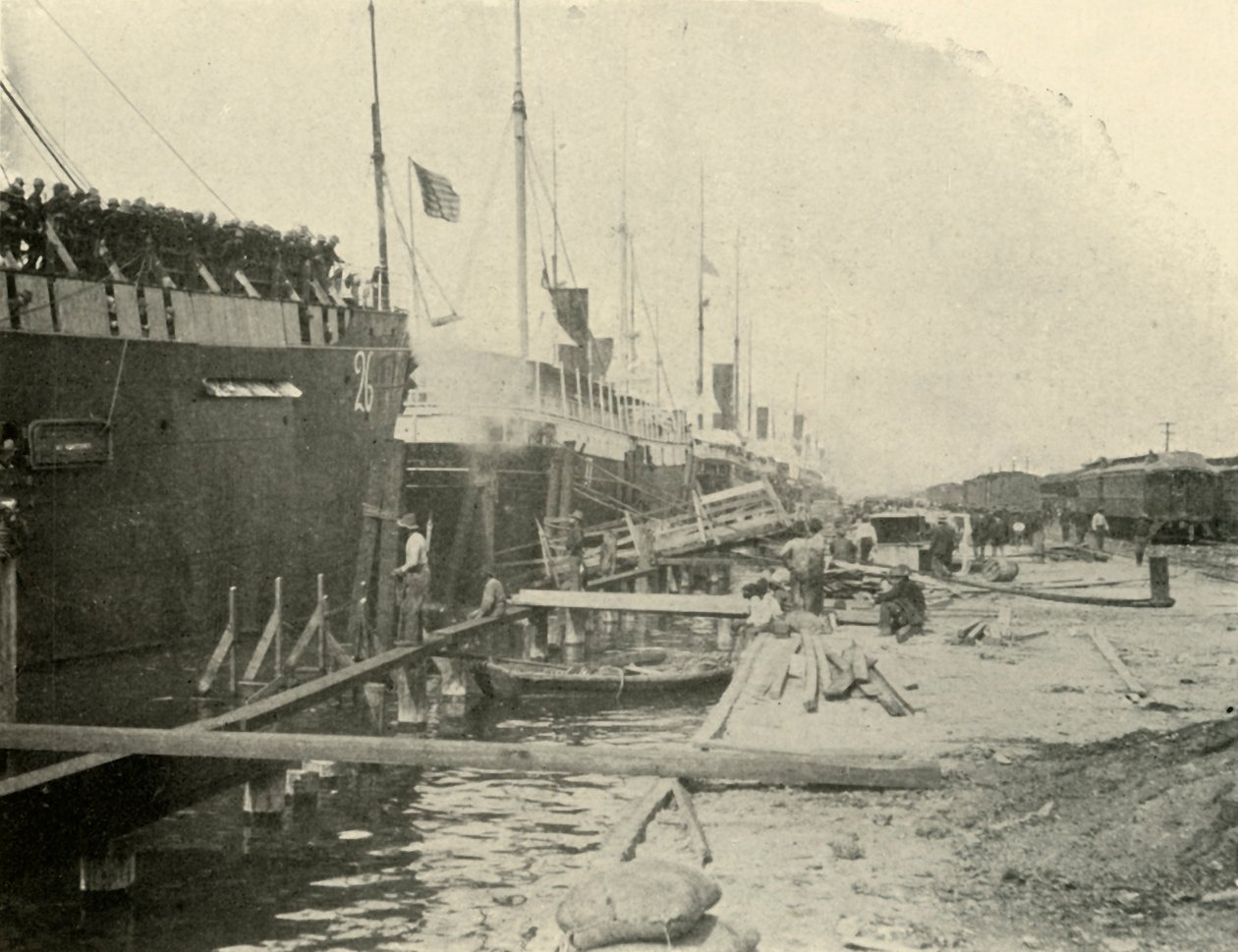 Rıhtımda, 10 Haziran, İspanyol-Amerikan Savaşı, 1898, 1899. by Burr McIntosh