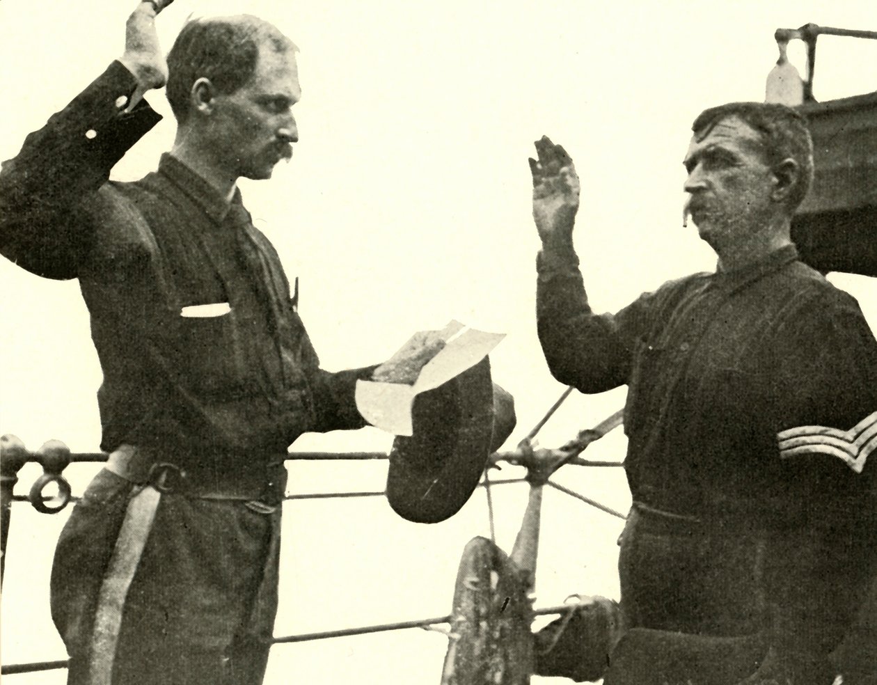 Teğmen Lewis, Thomas Dixon