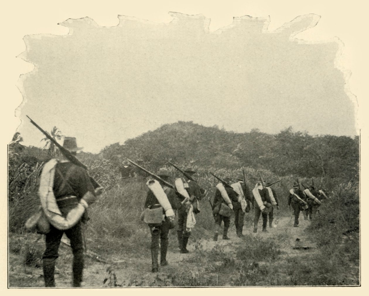 1. ve 10. Savaş Alanından Dağlar Üzerinden Rough Riders Çatışma Sahnesine Giden Yolda by Burr McIntosh