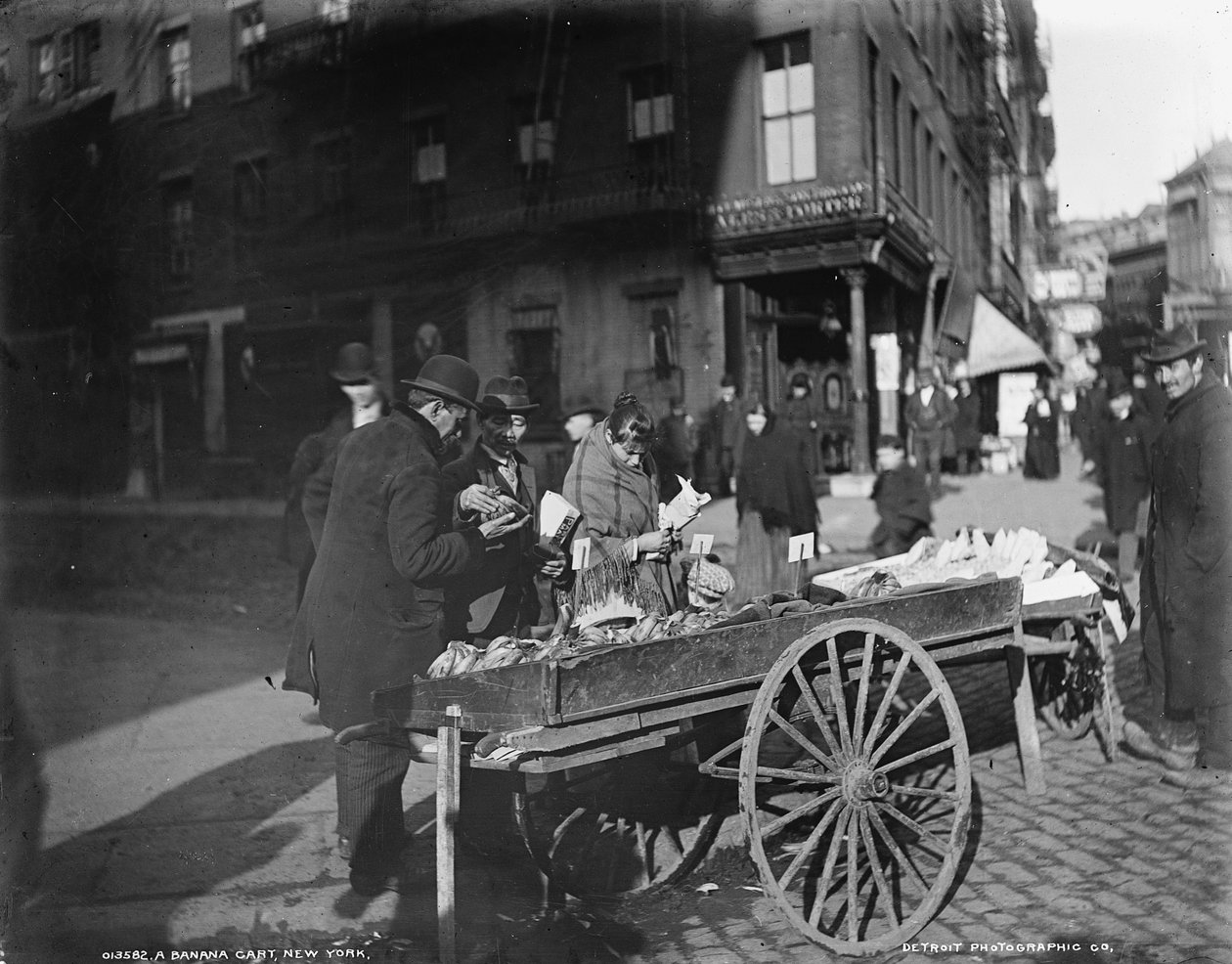 Bir muz arabası, New York, 1900 dolayları by Byron Company