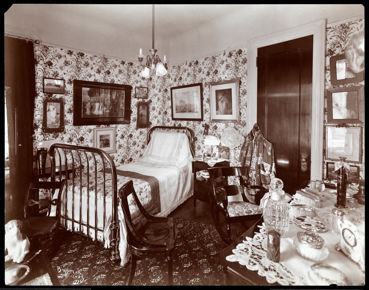 Bayan Leslie Carter konutunda bir yatak odası, New York, 1903 (gümüş jelatin baskı) by Byron Company