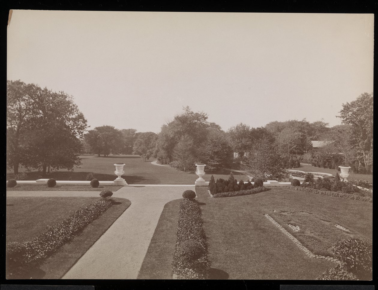 ED Berwind konutunda resmi bir bahçe, Newport, Rhode Island, c.1905 (gümüş jelatin baskı) by Byron Company