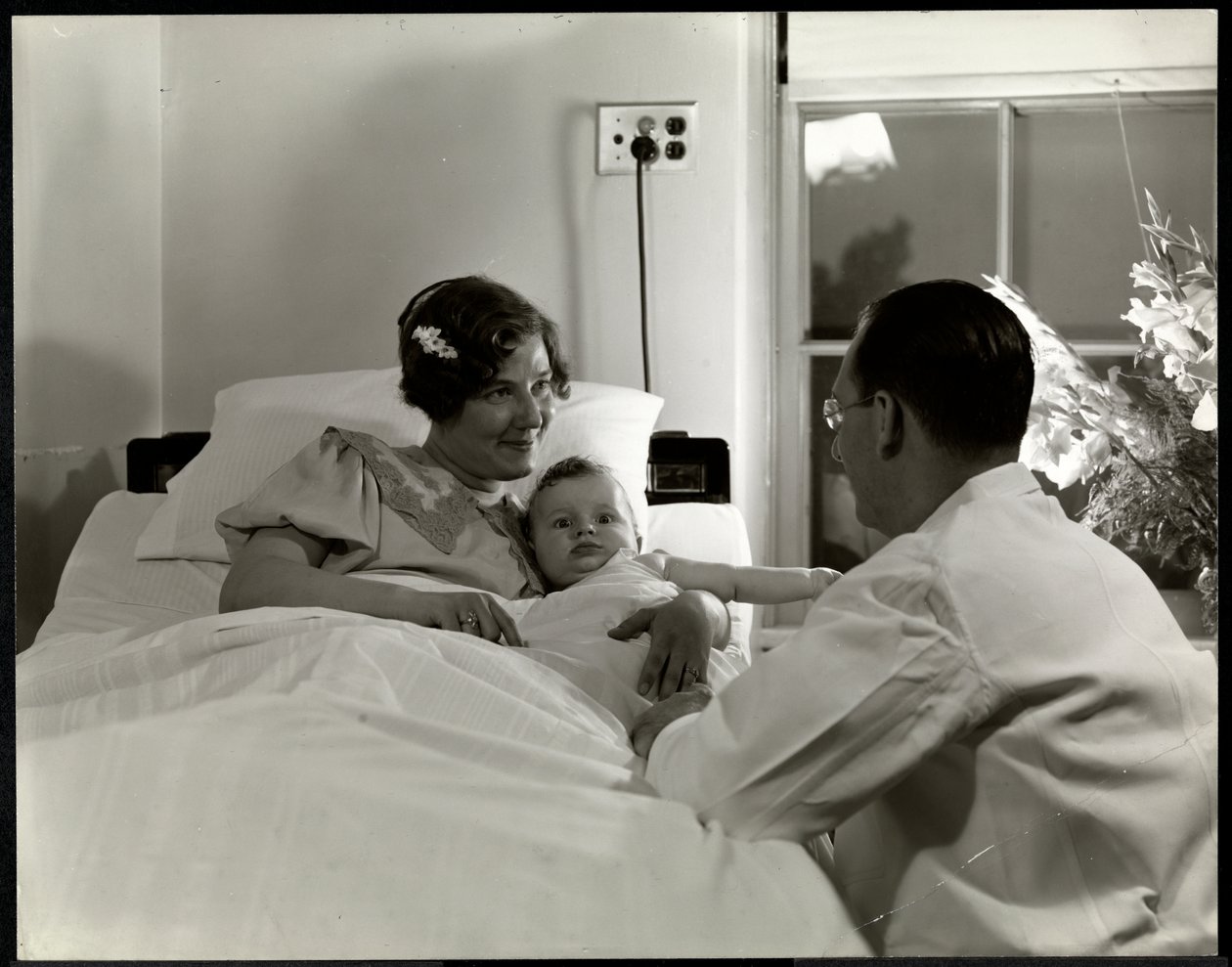 Hastane yatağında bir anne ve çocuk, New York, 1937 dolayları (gümüş jelatin baskı) by Byron Company