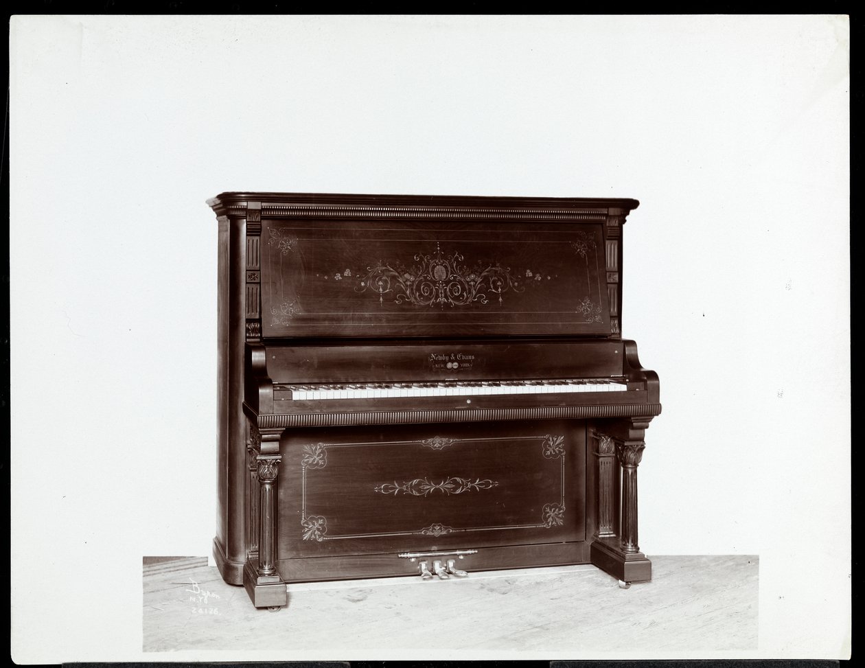 Newby und Evans Piano Co., 1907 tarafından bir piyano (gümüş jelatin baskı) by Byron Company
