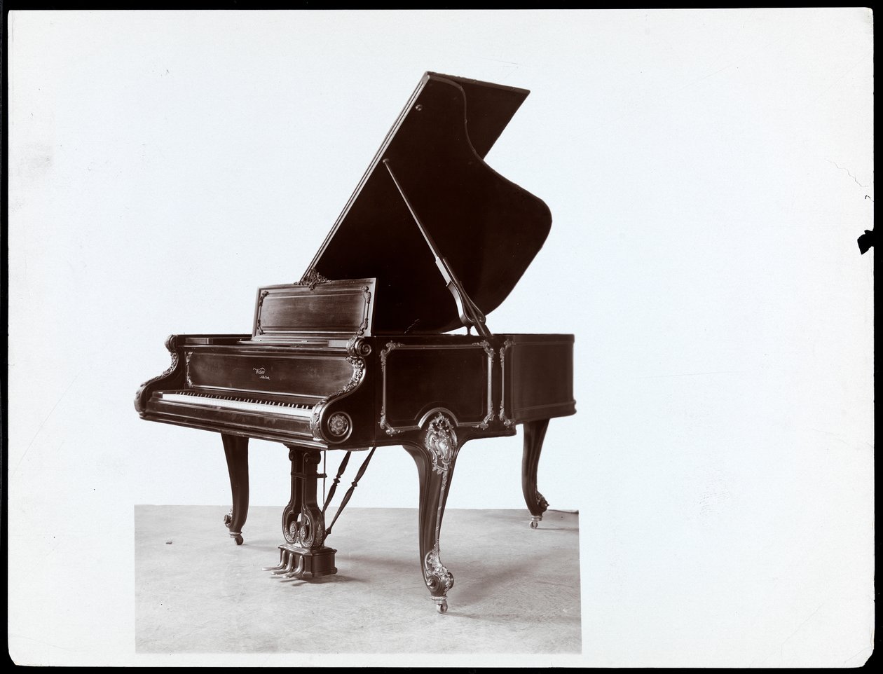 Weber und Co., New York, 1900-20 arasında bir piyano (gümüş jelatin baskı) by Byron Company