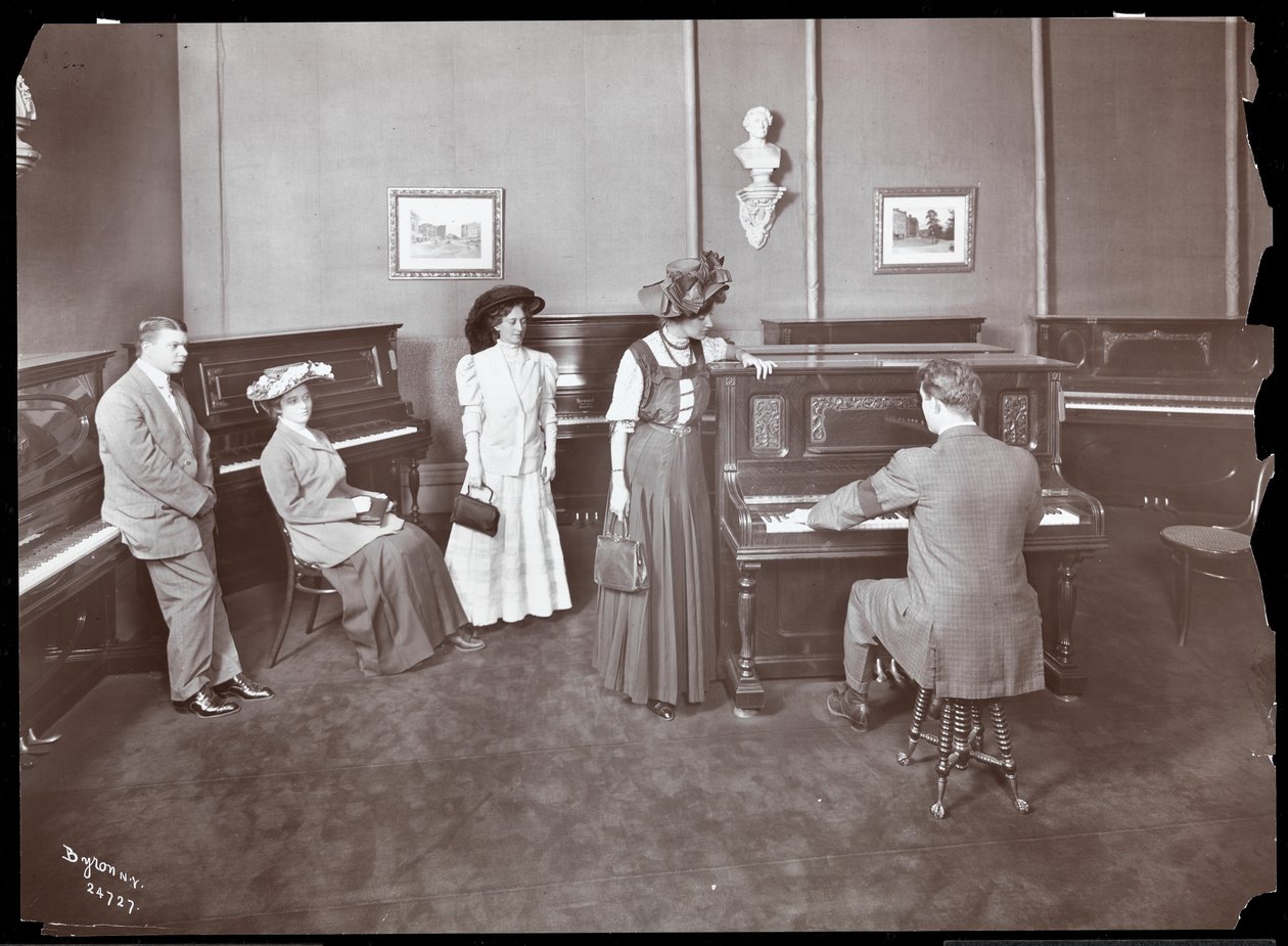 Bir piyano showroomu, New York, 1907 (gümüş jelatin baskı) by Byron Company