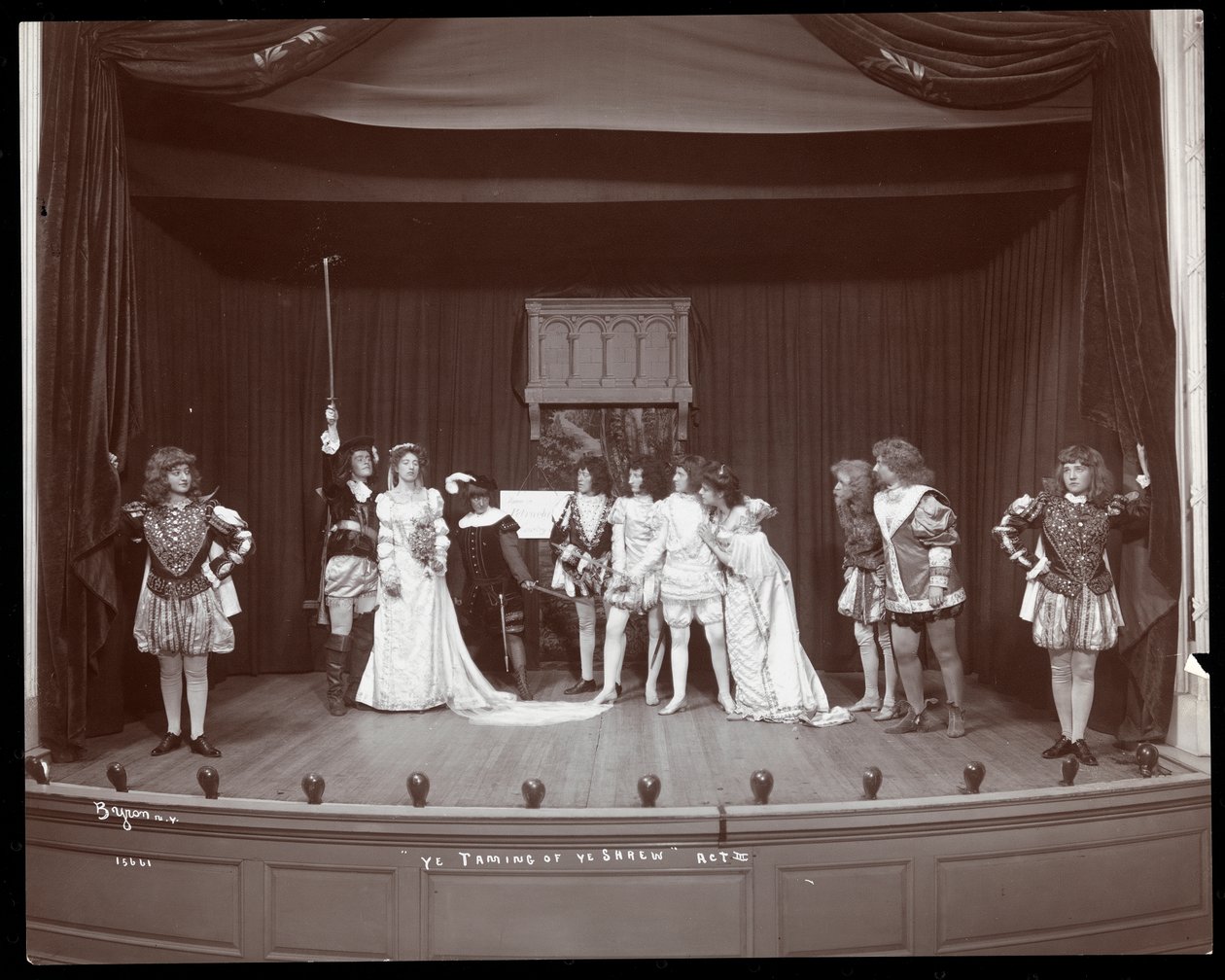 New York, Barnard College'da sunulan The Taming of the Shrew'un amatör bir prodüksiyonundan bir sahne (gümüş jelatin baskı) by Byron Company
