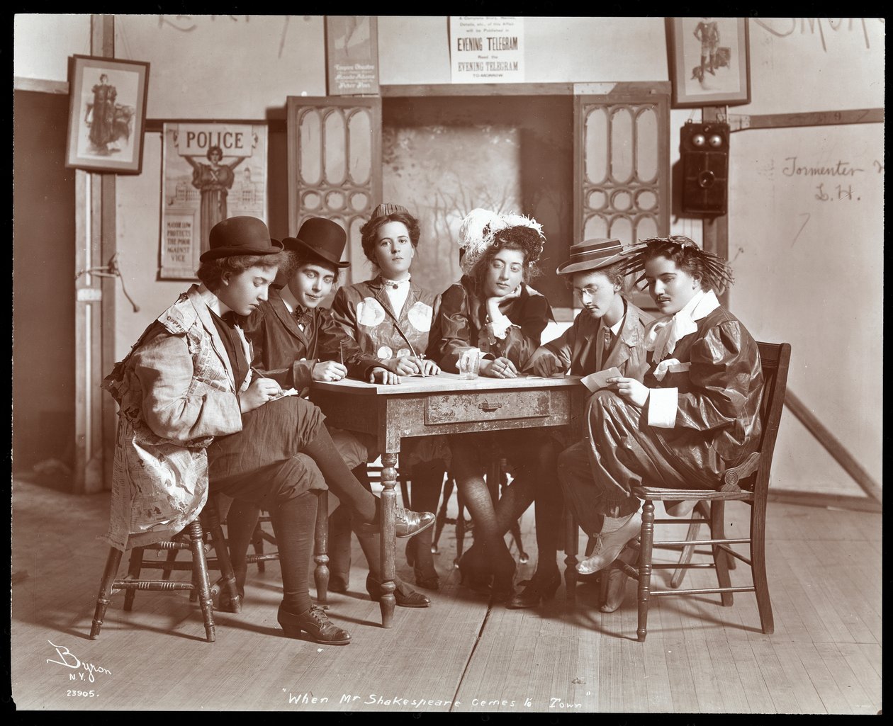 New York, Barnard College'da sunulan When Mr. Shakespeare Comes to Town adlı oyunun amatör yapımından bir sahne (gümüş jelatin baskı) by Byron Company