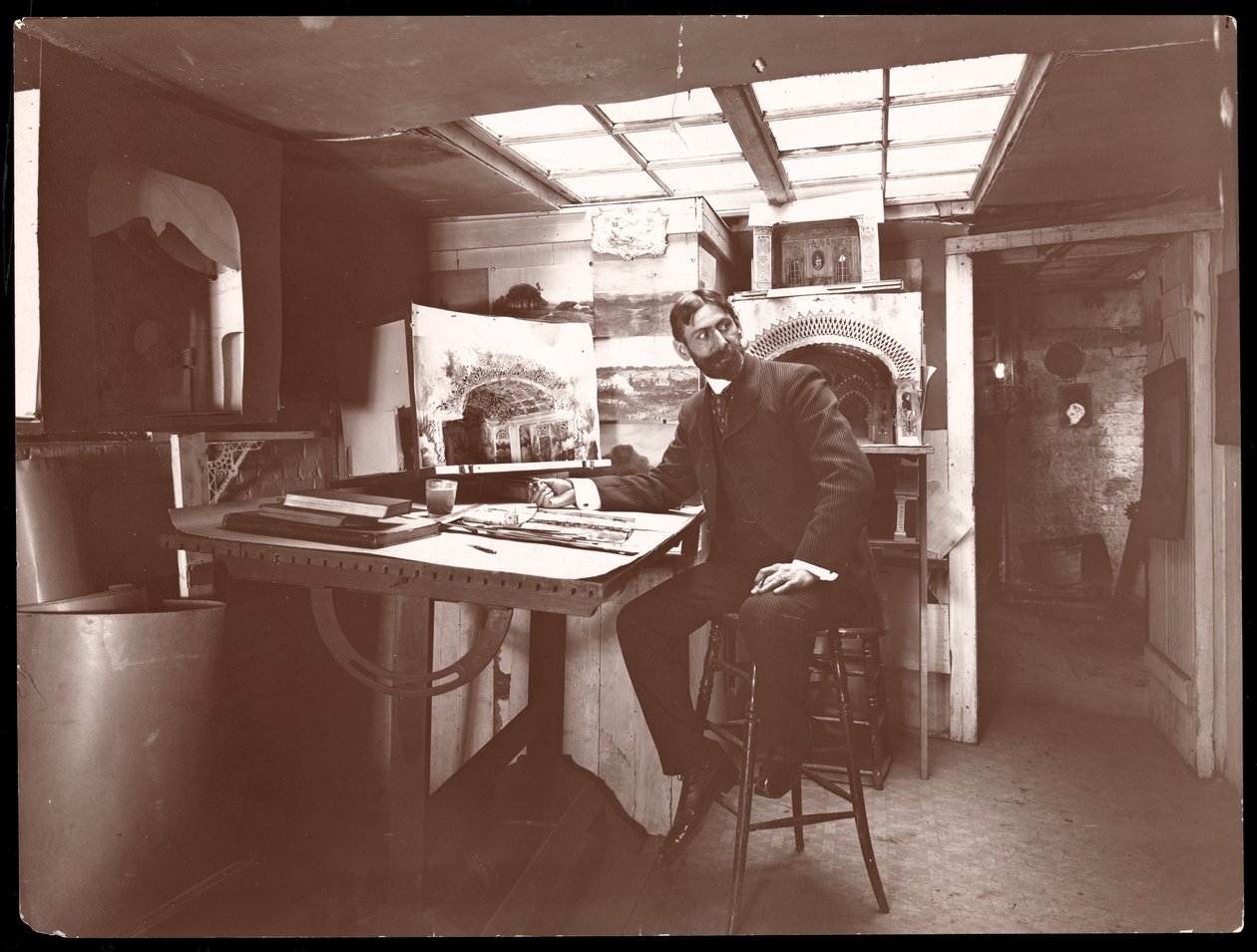 Stüdyosunda bir set tasarımcısı, New York, 1901 (gümüş jelatin baskı) by Byron Company