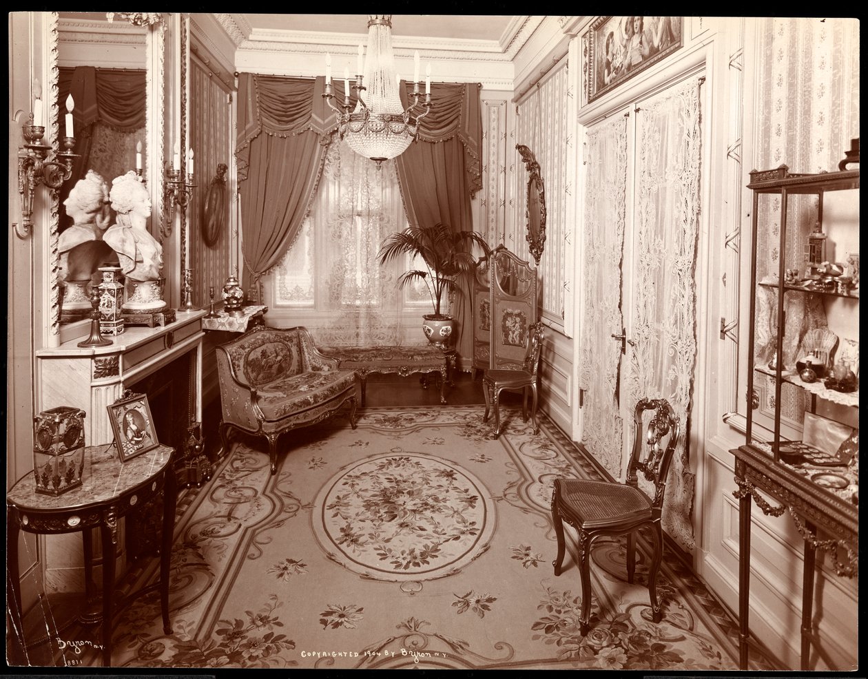 ನ್ಯೂಯಾರ್ಕ್, 1904 (ಸಿಲ್ವರ್ ಜೆಲಾಟಿನ್ ಪ್ರಿಂಟ್) ಟರ್ಕ್‌ನಲ್ಲಿರುವ ಶ್ರೀಮತಿ ಲೆಸ್ಲಿ ಕಾರ್ಟರ್ ನಿವಾಸದಲ್ಲಿ ಒಂದು ಸಣ್ಣ ಕೋಣೆ by Byron Company