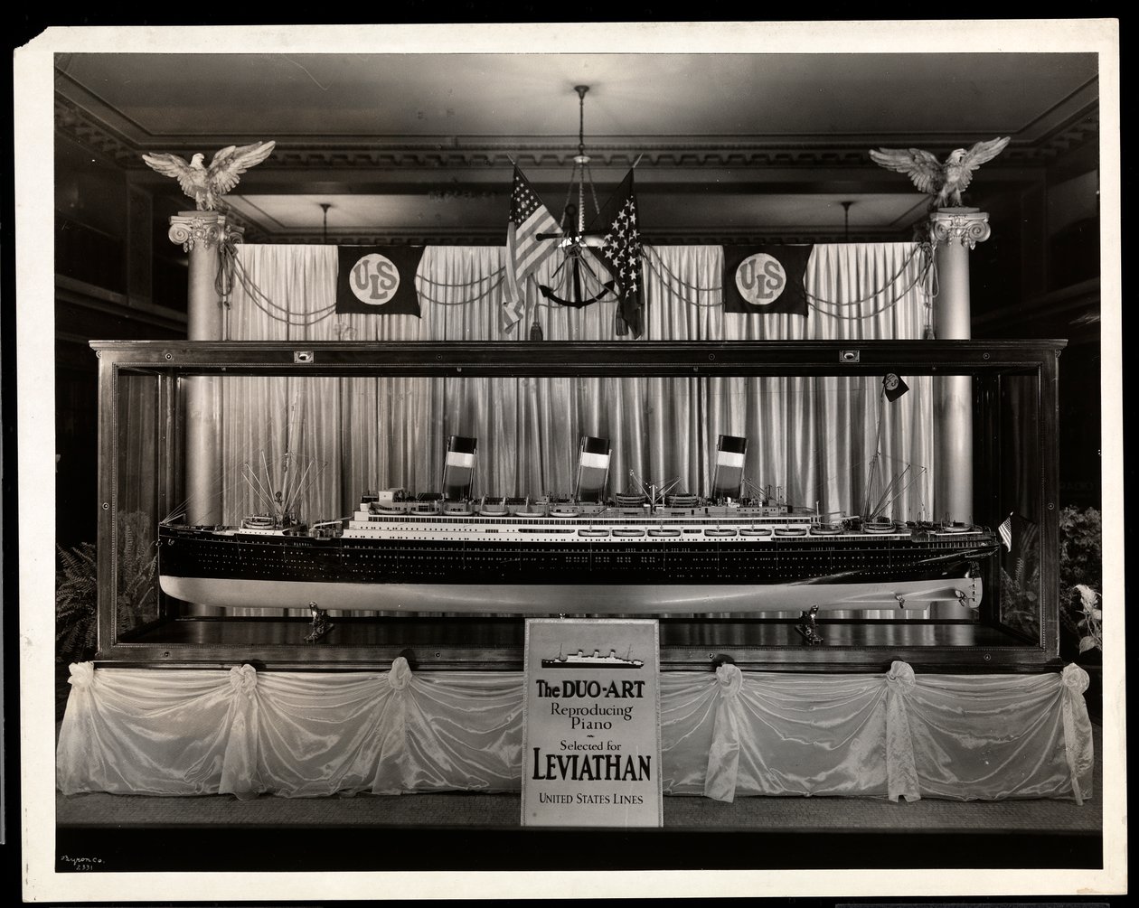 Aeolian Company, 29 West 42nd Street, New York'ta bir vitrin (gümüş jelatin baskı) by Byron Company