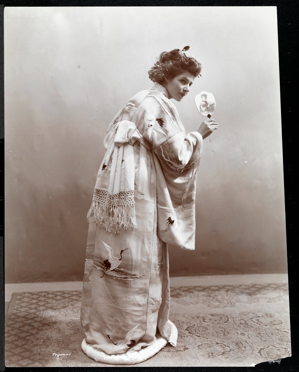 Japon kimonosu modelleyen bir kadın, New York, 1904 (gümüş jelatin baskı) by Byron Company