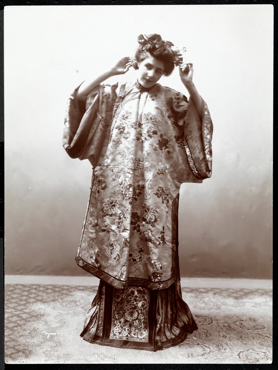Japon kimonosu modelleyen bir kadın, New York, 1904 (gümüş jelatin baskı) by Byron Company