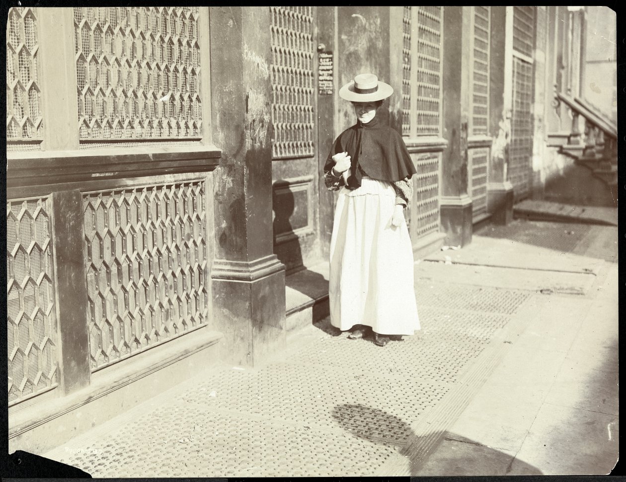 Kaldırımda yürüyen bir kadın, New York, 1896-98 (gümüş jelatin baskı) by Byron Company