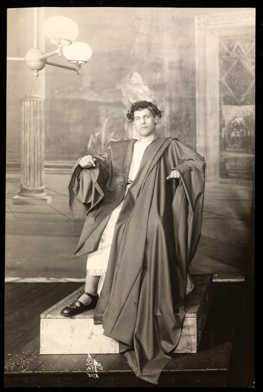 ಜೂಲಿಯಸ್ ಸೀಸರ್ (ಸಿಲ್ವರ್ ಜೆಲಾಟಿನ್ ಪ್ರಿಂಟ್) ಟರ್ಕ್‌ನ ಹವ್ಯಾಸಿ ನಿರ್ಮಾಣದ ಸೆಟ್‌ನ ಜೂಲಿಯಸ್ ಸೀಸರ್ ವೇಷಭೂಷಣದಲ್ಲಿ ಯುವ ನಟ by Byron Company
