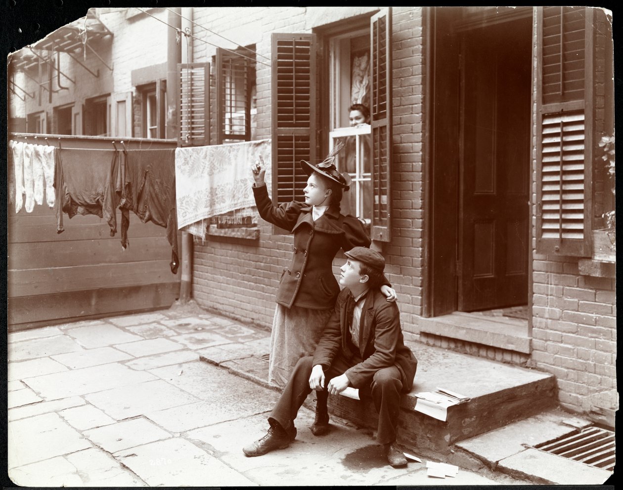 Kapı eşiğinde poz veren genç bir adam ve kadın, New York, 1896-98 (gümüş jelatin baskı) by Byron Company