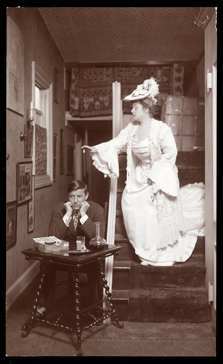 Amelia Bingham ve C. Richmond dairesinde poz verdi, 1905 (gümüş jelatin baskı) by Byron Company